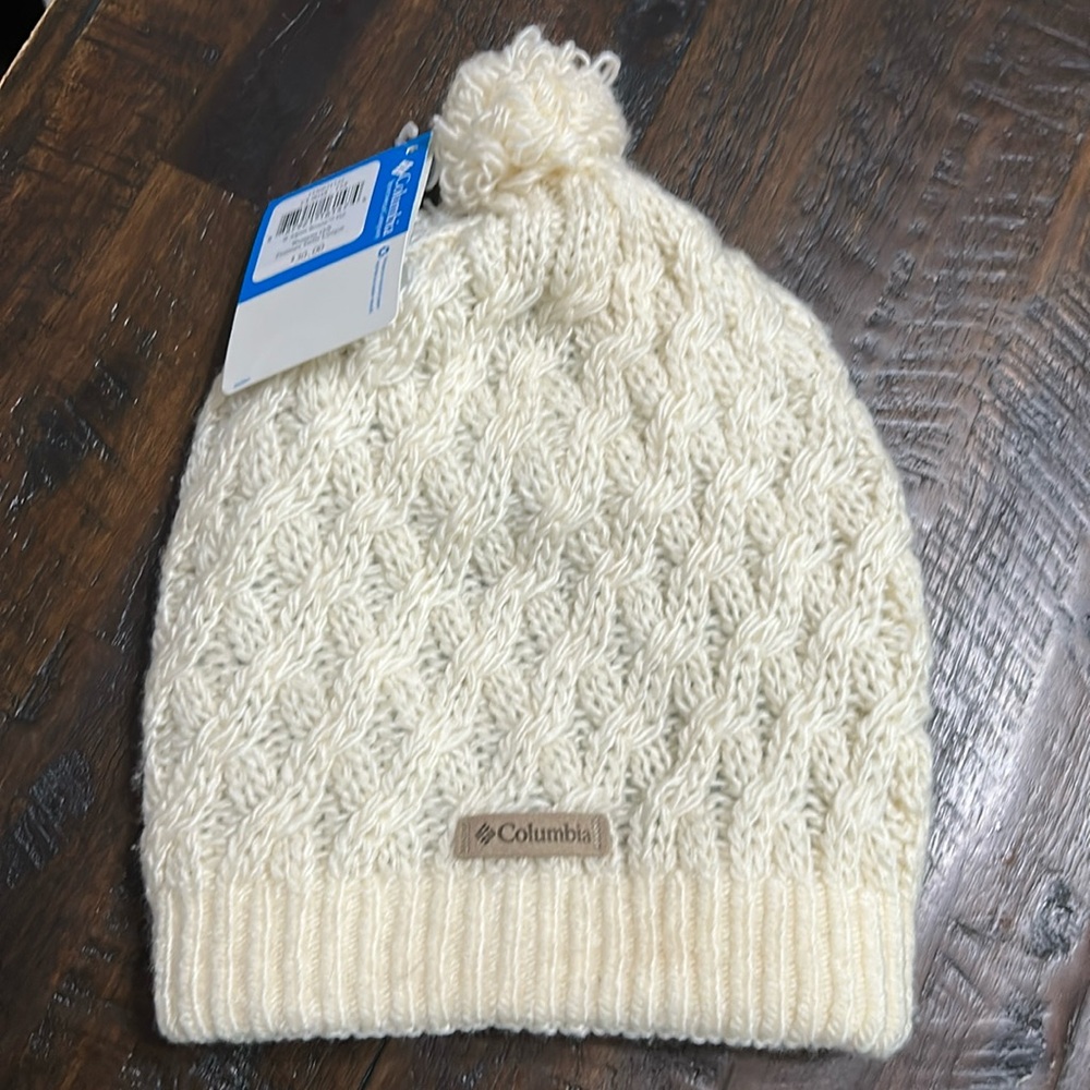 NWT Women’s Winter Columbia Beanie Pom in cream color